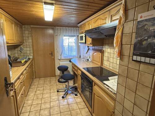 Küche mit angrenzendem Abstellraum - 6 Zimmer Einfamilienhaus in Stetten