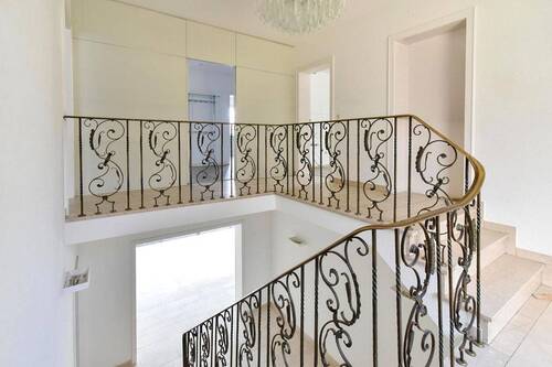 Treppenaufgang - 8 Zimmer Einfamilienhaus zum Kaufen in Mülheim an der Ruhr