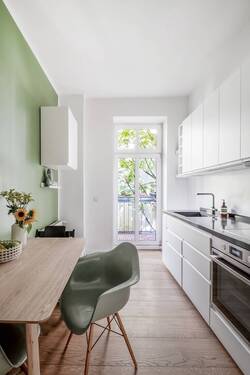 Küche mit Zugang zum Balkon - 3 Zimmer Etagenwohnung in Berlin