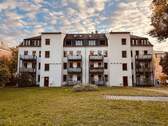 Rückseite mit Balkonen - Neu! Hochwertig sanierte Altbauwohnung mit Balkon & großem Grundstück in Dresden+++