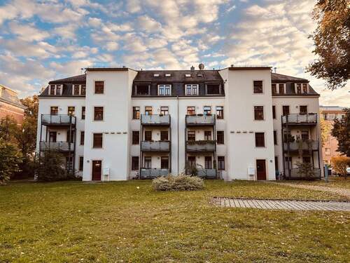 Rückseite mit Balkonen - Neu! Hochwertig sanierte Altbauwohnung mit Balkon & großem Grundstück in Dresden+++