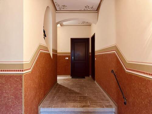 Eingang und Hausflur - Etagenwohnung mit 58,40 m² in Dresden zum Kaufen