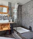 modernes Badezimmer mit Regenwalddusche und Massagefunktion - 