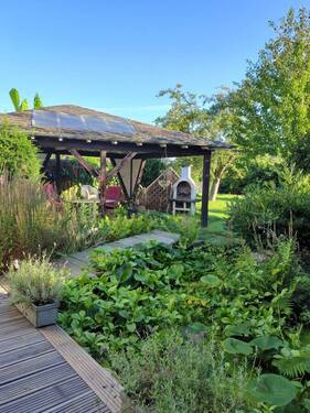 traumhafter Garten mit Pavillon - 