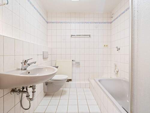 Badezimmer mit Waschmaschinenanschluss - 