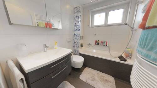 Badezimmer mit Wanne - 