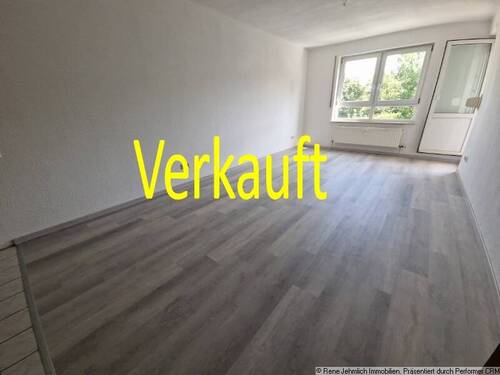 Wohnzimmer mit Balkon und offener Küche - Ruhige Wohnung mit Balkon zum Eigennutz