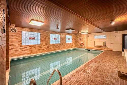 Innenliegender Pool Keller - 