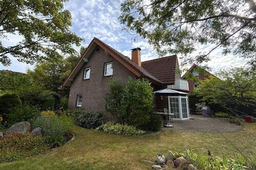 Außen (Gartenansicht)