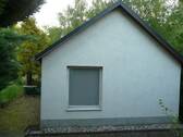 Objekt Vorderansicht - privater Garten mit Wasserfläche (Teich), Bäumen und viel Grün - Erholung pur