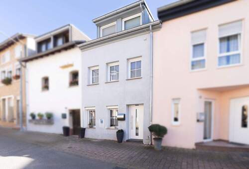 Frontansicht - Kürenz: Charmantes und renoviertes Reihenhaus in gefragter Lage!