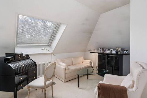Eckzimmer (6,83m²), auch vom Flur aus erreichbar. - 