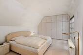 (Eltern-)Schlafzimmer mit maßgefertigtem Kleiderschrank ... ... - 