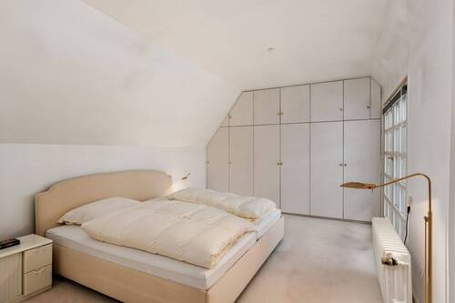(Eltern-)Schlafzimmer mit maßgefertigtem Kleiderschrank ... ... - 