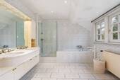 Tageslichtbad mit Doppelwaschbecken, Badewanne, separater Dusche, ... - 