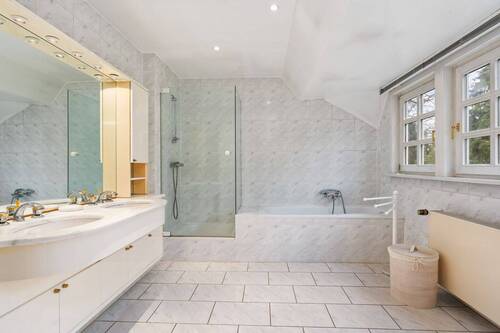 Tageslichtbad mit Doppelwaschbecken, Badewanne, separater Dusche, ... - 