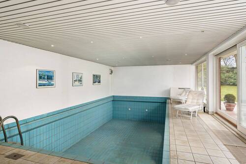 Schwimmbad im Erdgeschoss mit Zugang zur Terrasse ... - 