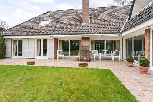 Viel Platz bietende Terrasse mit Außenkamin / -grill. - 
