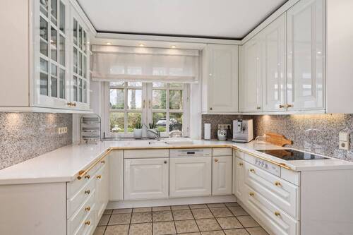 Küche (11,79m²) mit komplett ausgestatteter Einbauküche im Landhausstil ... - 