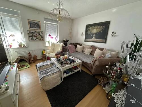 Wohnzimmer - 9 Zimmer Einfamilienhaus zum Kaufen in Sulzbach am Main