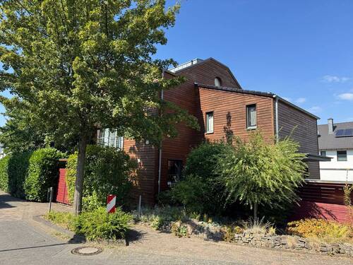 Strassenansicht - Architektenhaus in nachhaltiger Holzbauweise mit Einliegerwohnung!
