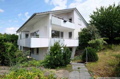 Hausansicht und Garten - Großes Haus für mehrere Generationen in Aussichtslage