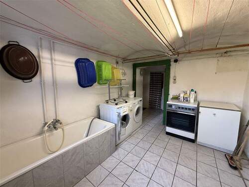 Waschküche mit Badewanne - 