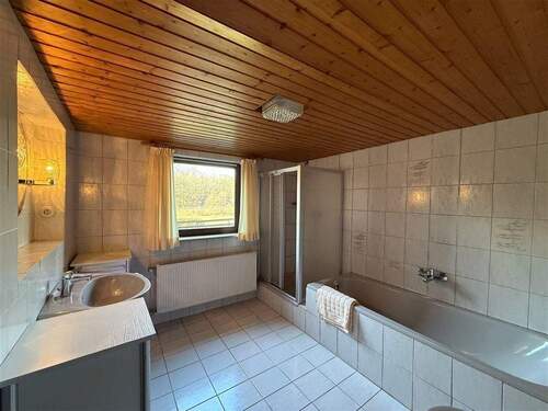 Bad mit Wanne/ Dusche und Fenster - 