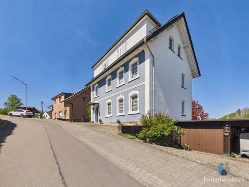Seitenansicht mit Garage 
- 