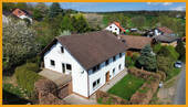 Seitenansicht mit Blick auf den Balkon und die Garage - 6 Zimmer Mehrfamilienhaus, Wohnhaus zum Kaufen in Schwalmstadt / Florshain