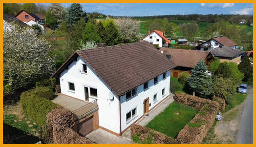 Seitenansicht mit Blick auf den Balkon und die Garage - 6 Zimmer Mehrfamilienhaus, Wohnhaus zum Kaufen in Schwalmstadt / Florshain