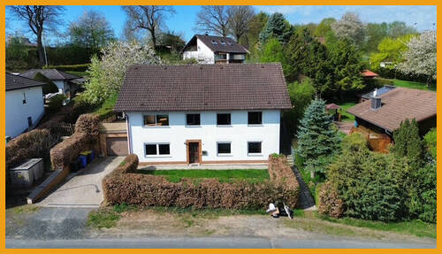 Frontansicht - Mehrfamilienhaus, Wohnhaus mit 180,00 m&sup2; in Schwalmstadt / Florshain zum Kaufen