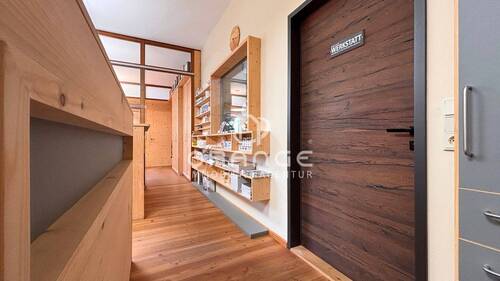 Flur mit Zugang zur Werkstatt - 