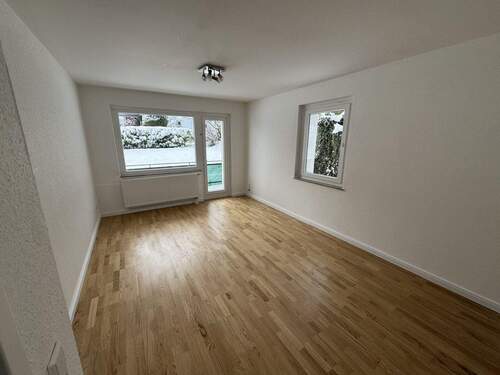 Wohnzimmer mit Balkon - 4 Zimmer Etagenwohnung zur Miete in Detmold