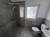 neues Badezimmer mit Dusche - 