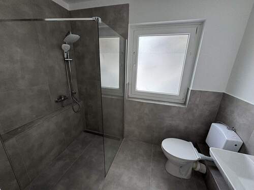 neues Badezimmer mit Dusche - 