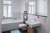 Masterbad mit Badewanne und Dusche - 