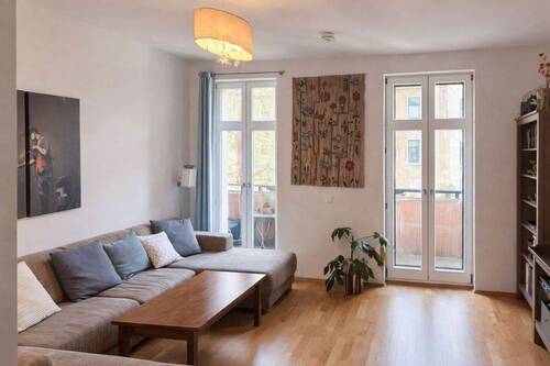 Wohnzimmer mit Balkonzugang - 
