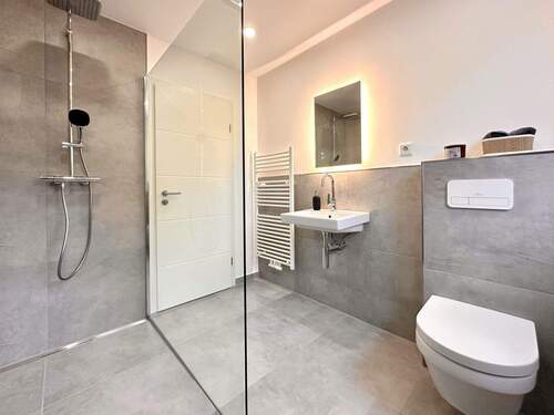 Badezimmer - Moderne 3-Zimmerwohnung mit Terrasse & 2 Stellplätzen