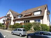 Gebäudeansicht -Südseite- - ENTSPANNUNG PUR! Moderne, pfiffige 3-Zimmer-Wohnung (Bj. 1994, 1. OG, Laubengang, Lift) mit Wannenbad, Gäste-WC, Balkon in Toplage nähe Tiergarten.