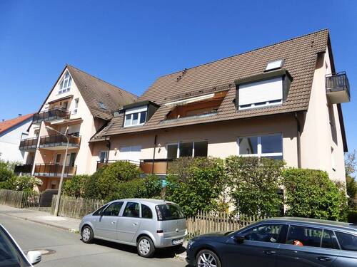 Gebäudeansicht -Südseite- - ENTSPANNUNG PUR! Moderne, pfiffige 3-Zimmer-Wohnung (Bj. 1994, 1. OG, Laubengang, Lift) mit Wannenbad, Gäste-WC, Balkon in Toplage nähe Tiergarten.