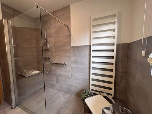 Bodentiefe Dusche EG - 