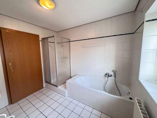 Tageslichtbad mit Wanne und Dusche - 