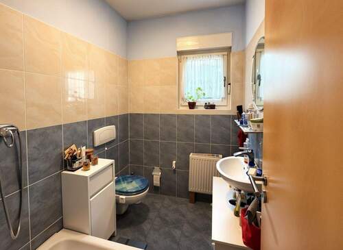 Gäste-WC mit Dusche - 