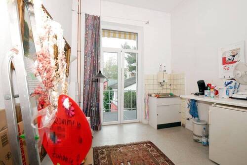 Raum mit Küchenanschluss und Balkonzugang - 