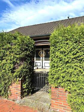 Zugang von der Straße aus - Einfamilienhaus mit 181,00 m² in Edewecht zum Kaufen