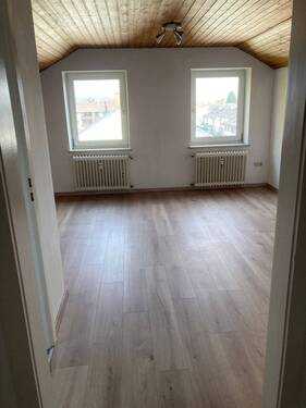 Wohnzi - Kleine DG 3-Zimmerwohnung - 500,00 EUR Kaltmiete, ca.  59,00 m² Wohnfläche