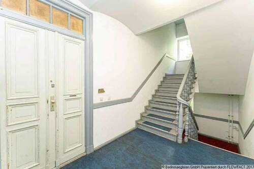 Treppenhaus - 5 Zimmer Einfamilienhaus zum Kaufen in Berlin