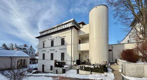 Haus Vorderansicht - Neuwertige 2-Zimmer-Wohnung mit Gartenanteil im historischen Dr. Lahmann Park am Weißen Hirsch
