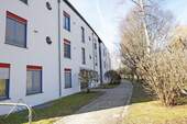 Hausansicht Zuwegung - 1,5 Zi. Wohnung mit Balkon, Kellerabteil und TG in Puchheim Bhf